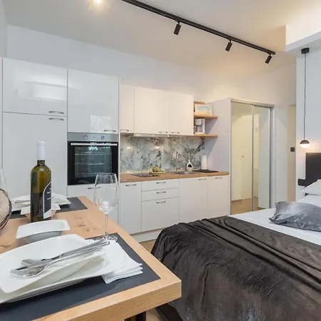 Studio Apartman Lilly With Private Parking In The Yard Of The House Pula Exteriér fotografie
