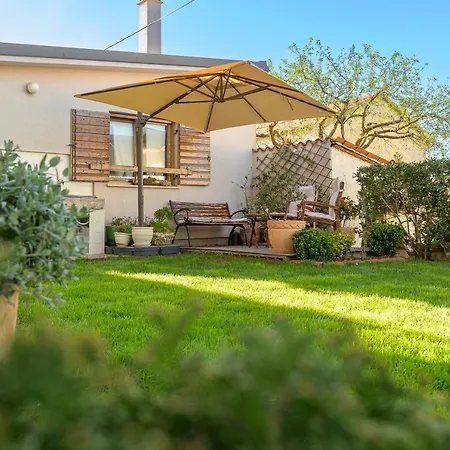 Studio Apartman Lilly With Private Parking In The Yard Of The House Pula Exteriér fotografie