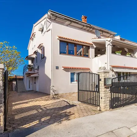Studio Apartman Lilly With Private Parking In The Yard Of The House Pula Exteriér fotografie